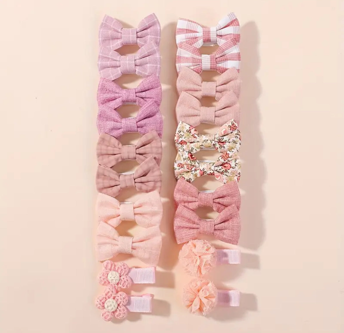 (22-piece kids in box) accessories set, featuring 20 hairpins and 2 ponytails. Made with high-quality materials this product with box