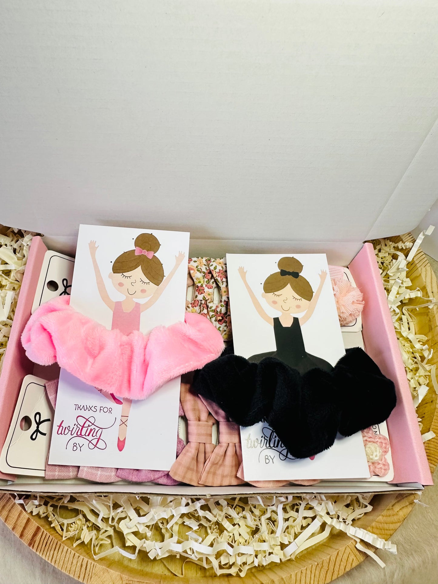 (22-piece kids in box) accessories set, featuring 20 hairpins and 2 ponytails. Made with high-quality materials this product with box